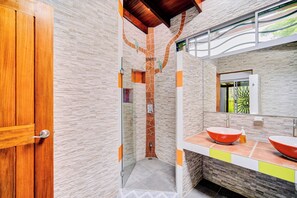 Villa – standard, terrasse, bakgårdsutsikt | Bad