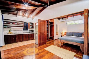 Villa – standard, terrasse, bakgårdsutsikt | Safe på rommet, blendingsgardiner og wi-fi (inkludert)