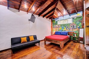 Caja de seguridad en la habitación, cortinas blackout y wifi gratis 