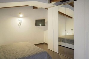 Tabla de planchar con plancha, wifi, ropa de cama