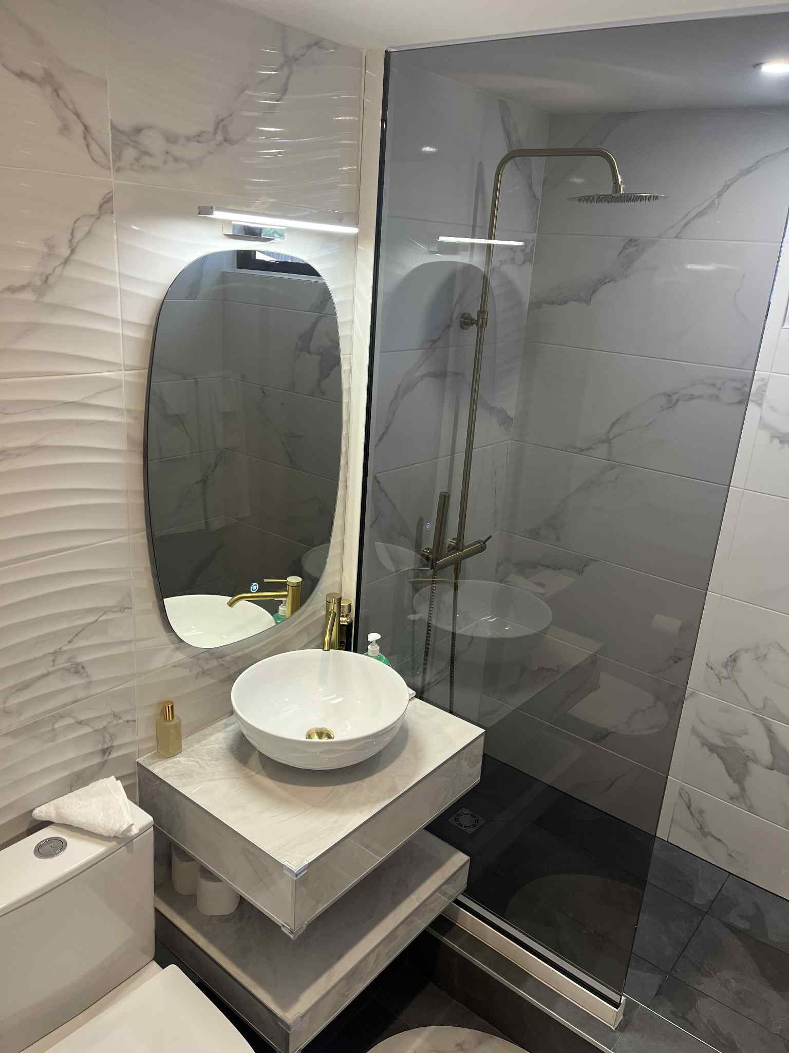 Een haardroger, handdoeken, zeep, toiletpapier