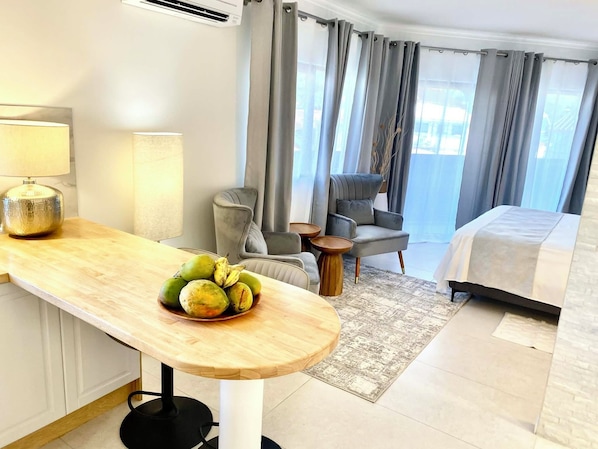 Strykejern/-brett, internettilgang og sengetøy