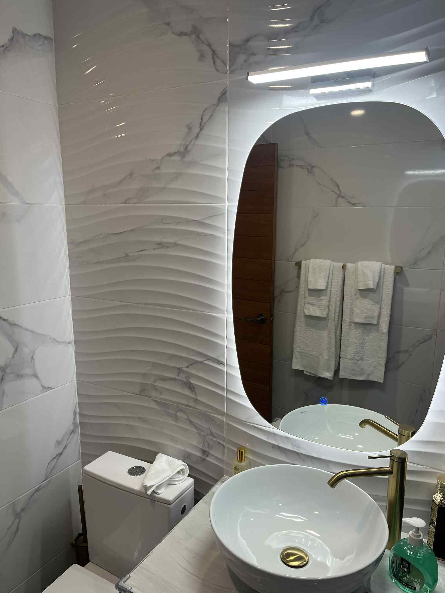 Een haardroger, handdoeken, zeep, toiletpapier