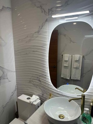 Hårføner, håndklær, såpe og toalettpapir