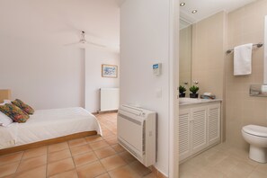 Hair dryer, towels, soap, toilet paper - Villa Piedra, Seafront 3 Bedroom Villa with Direct Beach Access - Barbati, Corfu (Mparmpati)