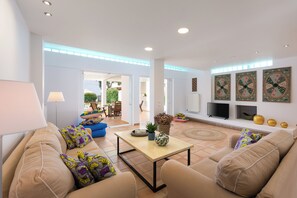 TV - Villa Piedra, Seafront 3 Bedroom Villa with Direct Beach Access - Barbati, Corfu (Mparmpati)