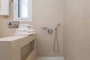 Hair dryer, towels, soap, toilet paper - Villa Piedra, Seafront 3 Bedroom Villa with Direct Beach Access - Barbati, Corfu (Mparmpati)