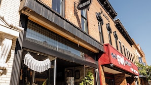 Un bâtiment en briques avec une devanture de magasin.