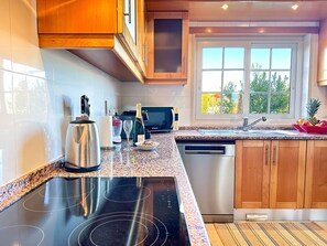 Fridge, microwave, oven, dishwasher - Balaia Poolside House with Sea View by BeCherish (Albufeira)
