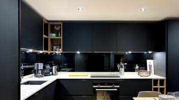 Frigorífico, horno, lavavajillas y cafetera o tetera