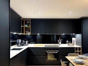 Kühlschrank, Ofen, Geschirrspüler, Wasserkocher mit Kaffee-/Teezubehör