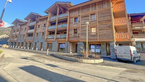 Unclassified image, 4 of 17, button - Nagano 201 New central apt in front of the slopes (Les Gets)