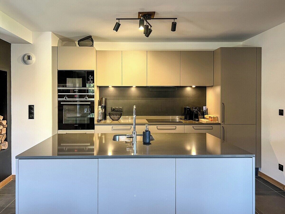 Køleskab, ovn, opvaskemaskine, kaffe-/temaskine