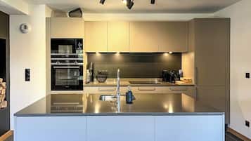 Køleskab, ovn, opvaskemaskine, kaffe-/temaskine