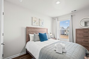 3 bedrooms, iron/ironing board, travel cot, WiFi - Birdie Beach House (By Beach Star) (Surfside Beach)