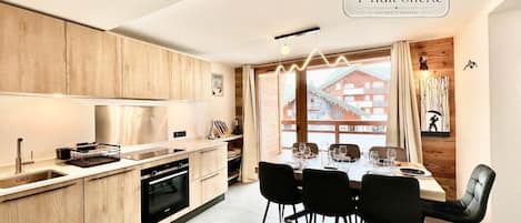 Kühlschrank, Ofen, Geschirrspüler, Wasserkocher mit Kaffee-/Teezubehör