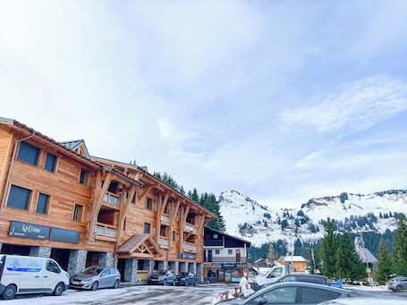Exterior. Oxalis 101 New Central Apartment | On the slopes