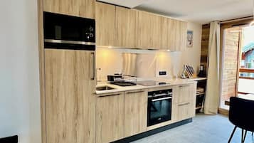 Fridge, oven, dishwasher, coffee/tea maker