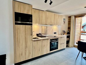 Kylskåp, ugn, diskmaskin och kaffe- och tebryggare