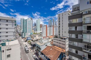 A cityscape with high-rise buildings, a street with vehicles, and a clear blue sky. - Apts Just 210m From the Beach in Balneario Camboriu - Edis (Balneário Camboriú)