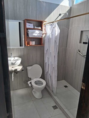 Towels, soap, toilet paper - OWL HOUSE GALAPAGOS (Puerto Ayora)
