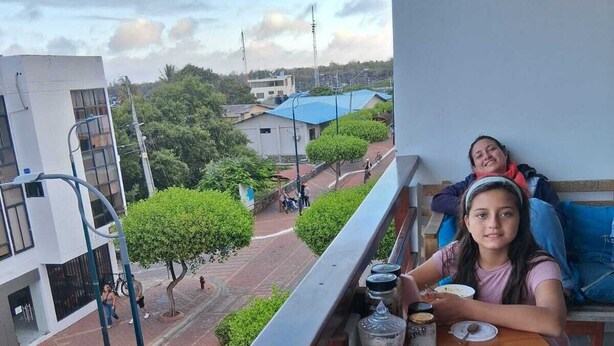 Un balcón con vista a una calle y edificios.