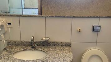 Quarto família, sacada, vista para a piscina | Banheiro