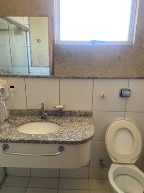 Habitación familiar, balcón, vistas a la piscina | Baño