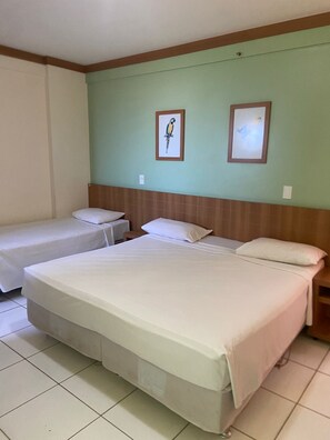 Habitación familiar, balcón, vistas a la piscina | Caja fuerte y wifi gratis