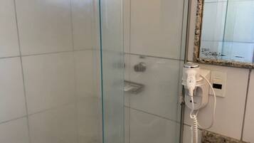 Quarto família, sacada, vista para a piscina | Banheiro