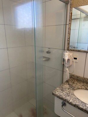 Quarto família, sacada, vista para a piscina | Banheiro