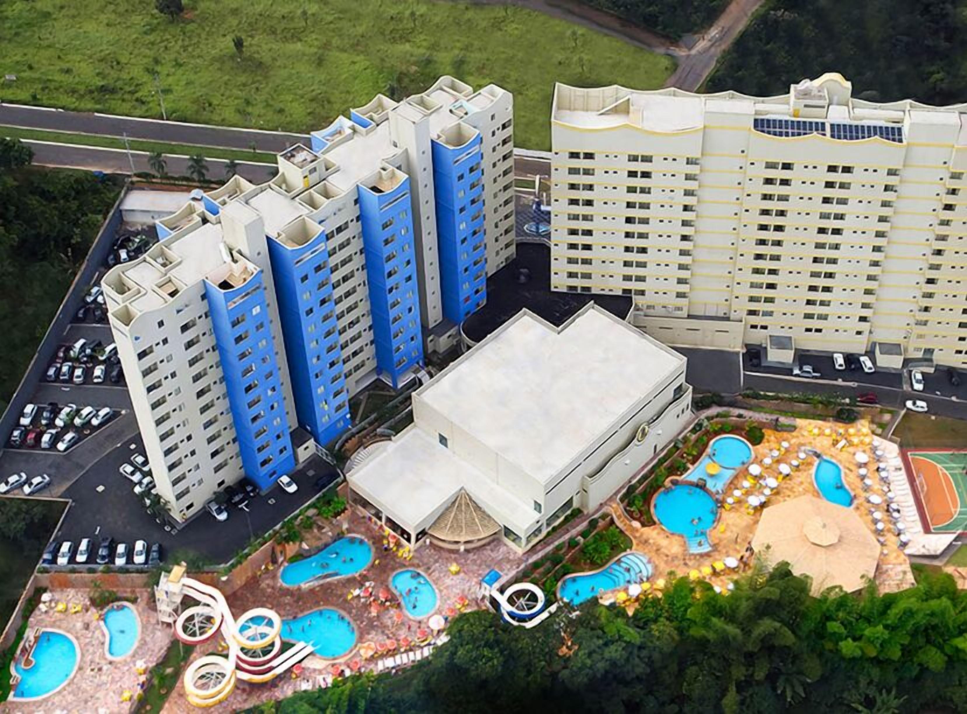 Quarto família, sacada, vista para a piscina | Vista da propriedade