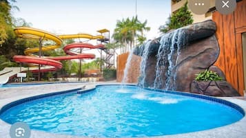 Quarto família, sacada, vista para a piscina | Área de estar