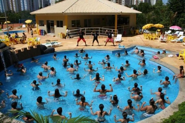 A swimming pool area with multiple pools, sun loungers, and a covered pavilion. - Apto 801 Golden Dolphin Grand Hotel (Caldas Novas)