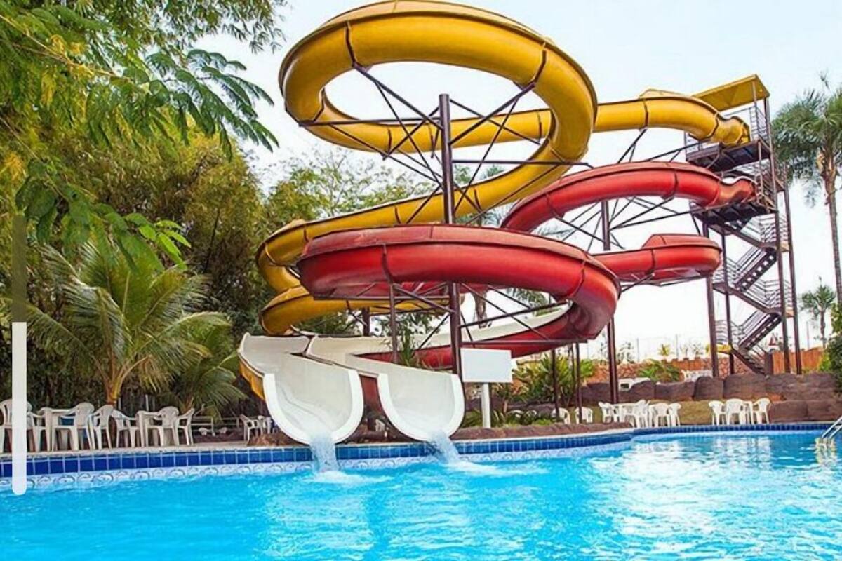 Un parque acuático con varias toboganes y una piscina.
