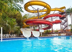 Un parque acuático con varias toboganes y una piscina.