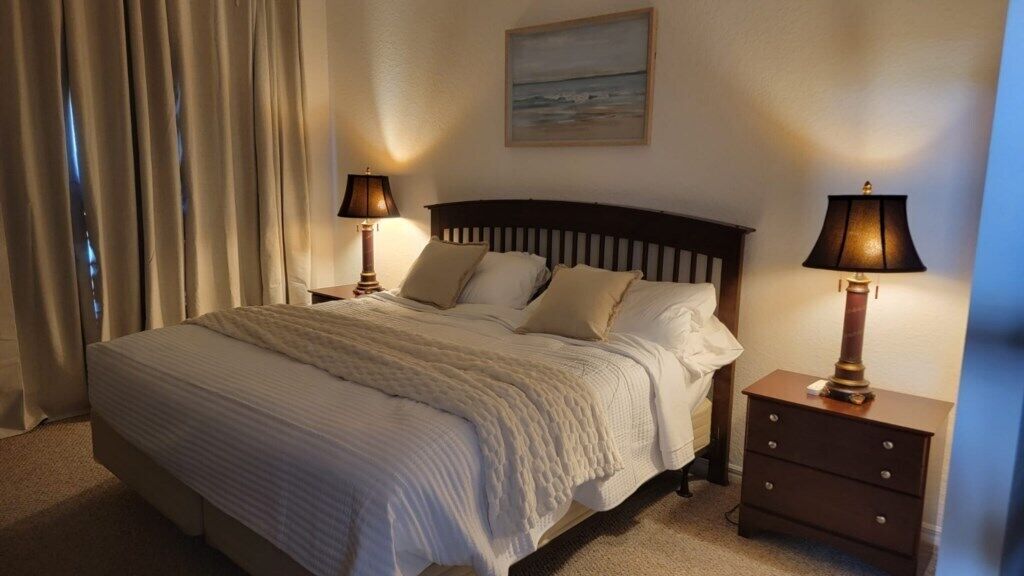 Tabla de planchar con plancha, wifi, ropa de cama