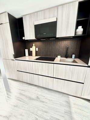 Réfrigérateur, four à micro-ondes, un four, surface de cuisson