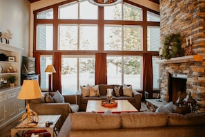 TV, fireplace - 3BR Waterside Cottage w/King Beds & Fireplace (Whitestone)