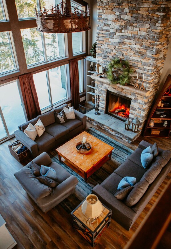 TV, fireplace - 3BR Waterside Cottage w/King Beds & Fireplace (Whitestone)