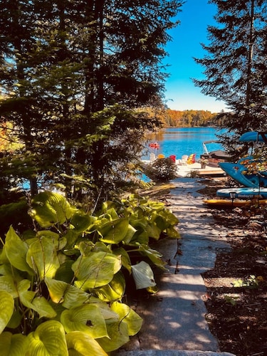 3BR Waterside Cottage w/King Beds & Fireplace