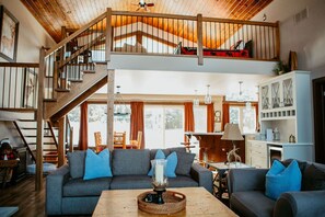 TV, fireplace - 3BR Waterside Cottage w/King Beds & Fireplace (Whitestone)