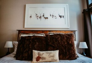 Desk, iron/ironing board, travel cot, WiFi - 3BR Waterside Cottage w/King Beds & Fireplace (Whitestone)