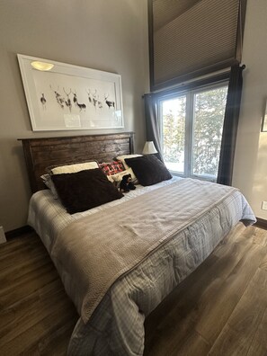 Työpöytä, silitysrauta/-lauta, vauvan matkasänky, Wi-Fi