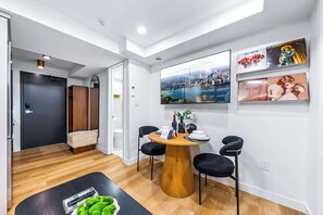 Dining - The McCaul | Central & Cozy Basement Queen Suite (Toronto)