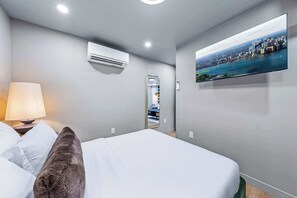 1 bedroom, iron/ironing board, free WiFi, bed sheets - The McCaul | Central & Cozy Basement Queen Suite (Toronto)