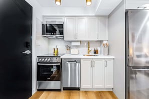 Réfrigérateur, four à micro-ondes, un four, surface de cuisson