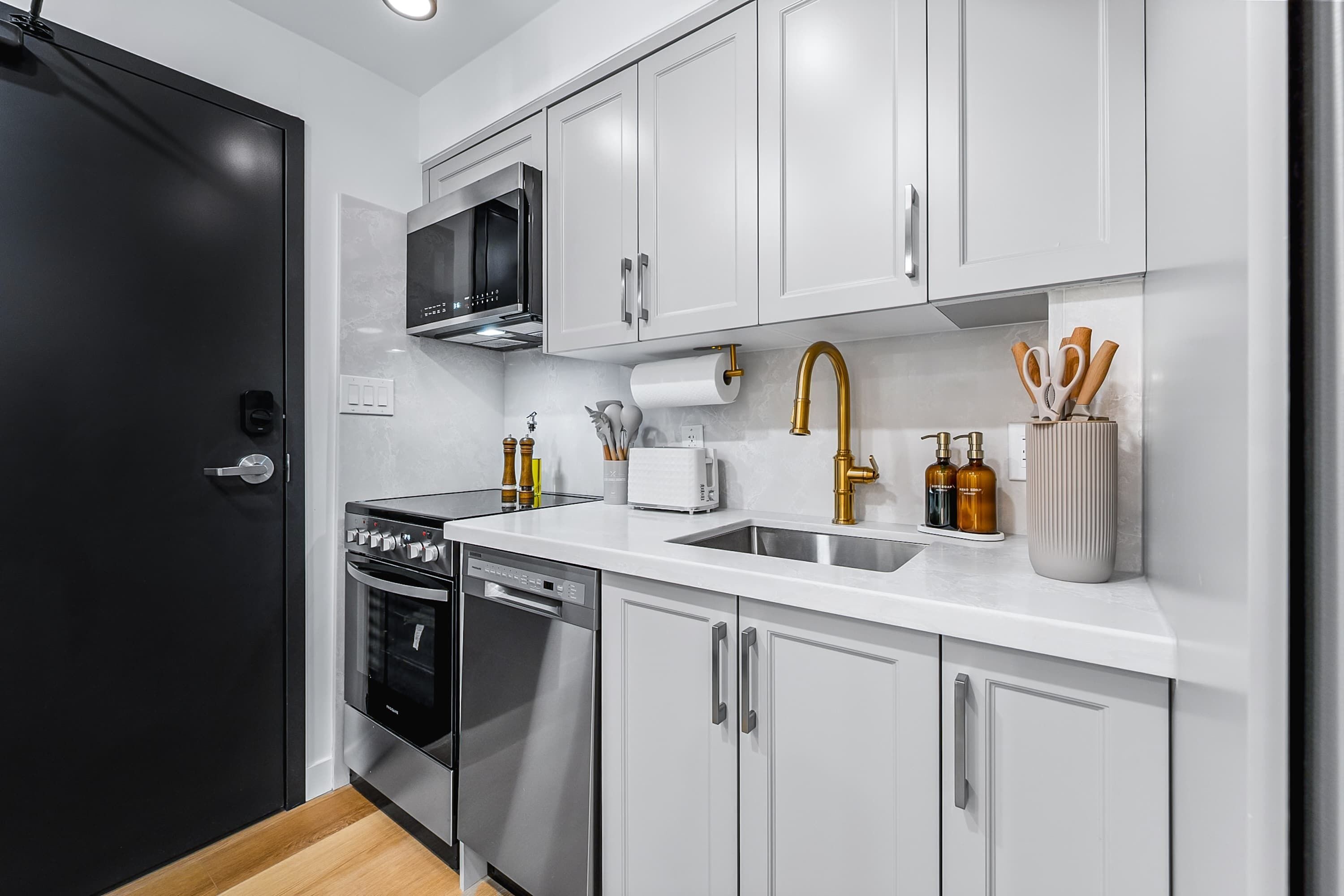 Réfrigérateur, micro-ondes, four, plaque de cuisson