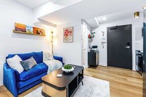 Smart TV - The McCaul | Cozy Basement Studio in Heart of DT (Toronto)