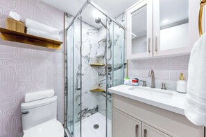 Shower, hair dryer, towels, soap - The McCaul | Cozy Basement Studio in Heart of DT (Toronto)